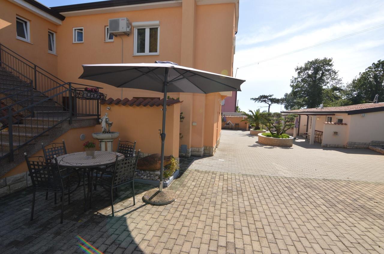 Apartmani Dekovic Materada Porec Exterior photo