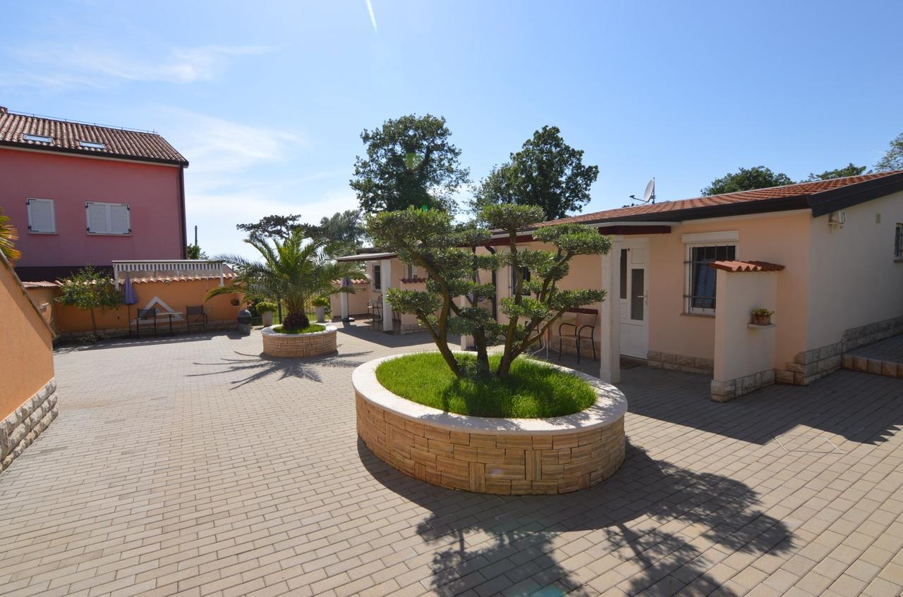 Apartmani Dekovic Materada Porec Exterior photo